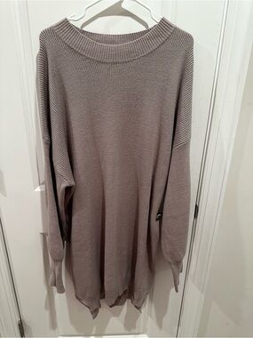 Women’s Relaxed Crewneck Sweater in Taupe
